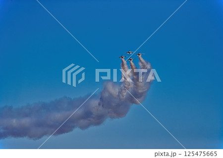 青空を飛ぶブルーインパルス ブルーインパルス　青空 航空自衛隊　戦闘機　飛行機　入間基地 125475665