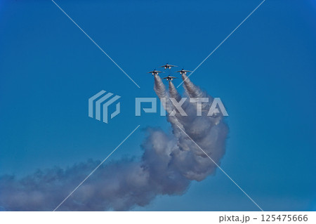 青空を飛ぶブルーインパルス ブルーインパルス　青空 航空自衛隊　戦闘機　飛行機　入間基地 125475666