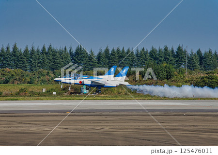青空を飛ぶ飛行機 ブルーインパル　大空　青空　航空自衛隊　戦闘機　飛行機　入間基地 125476011