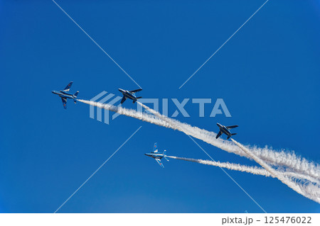 青空を飛ぶ飛行機 ブルーインパル 大空 青空 航空自衛隊 戦闘機 飛行機 入間基地 青空を飛ぶ飛行機 ブルーインパル 大空 青空 航空自衛隊 戦闘機 飛行機 入間基地 125476022