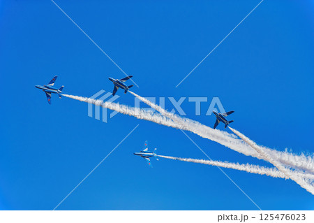 青空を飛ぶ飛行機 ブルーインパル　大空　青空　航空自衛隊　戦闘機　飛行機　入間基地 125476023