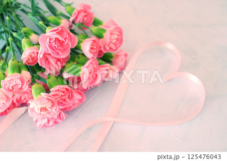 カーネーションの花束 125476043