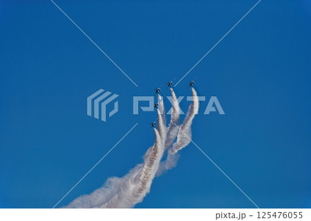 飛行機雲を引きながら飛行する航空機 　ブルーインパルス　青空　航空自衛隊　戦闘機　飛行機　入間基地 125476055