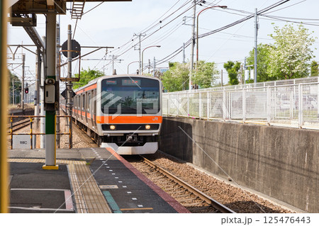 発車を待つ、武蔵野線 205系 快速電車 北府中駅 ホーム 発車を待つ、武蔵野線 205系 快速電車 北府中駅 ホーム 125476443