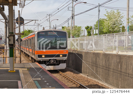 発車を待つ、武蔵野線 205系 快速電車 北府中駅 ホーム 発車を待つ、武蔵野線 205系 快速電車 北府中駅 ホーム 125476444