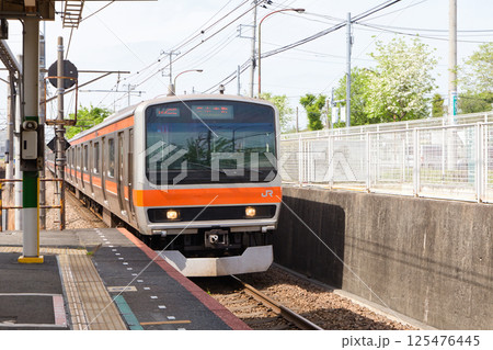 発車を待つ、武蔵野線　205系　快速電車　北府中駅　ホーム 125476445