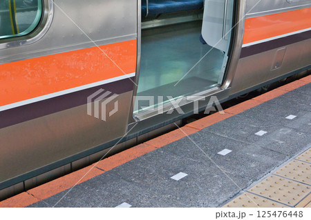 発車を待つ、武蔵野線 205系 快速電車 北府中駅 ホーム 発車を待つ、武蔵野線 205系 快速電車 北府中駅 ホーム 125476448