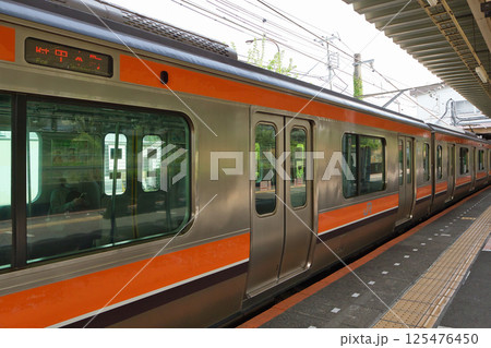 発車を待つ、武蔵野線 205系 快速電車 北府中駅 ホーム 発車を待つ、武蔵野線 205系 快速電車 北府中駅 ホーム 125476450