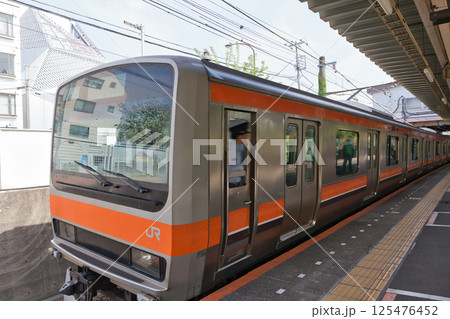 発車を待つ、武蔵野線　205系　快速電車　北府中駅　ホーム 125476452
