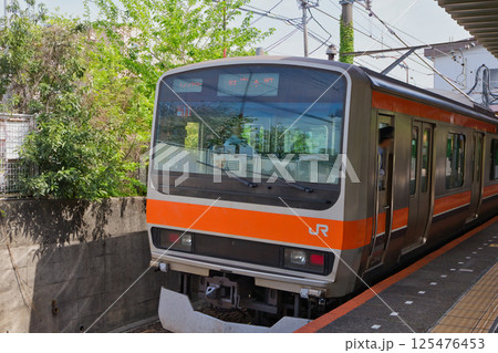 発車を待つ、武蔵野線　205系　快速電車　北府中駅　ホーム 125476453