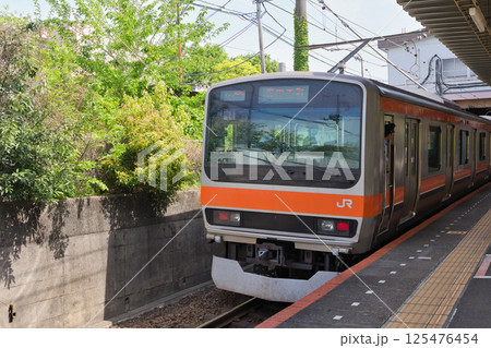 発車を待つ、武蔵野線　205系　快速電車　北府中駅　ホーム 125476454