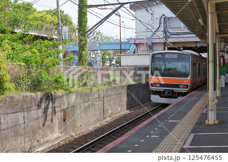 発車を待つ、武蔵野線 205系 快速電車 北府中駅 ホーム 発車を待つ、武蔵野線 205系 快速電車 北府中駅 ホーム 125476455