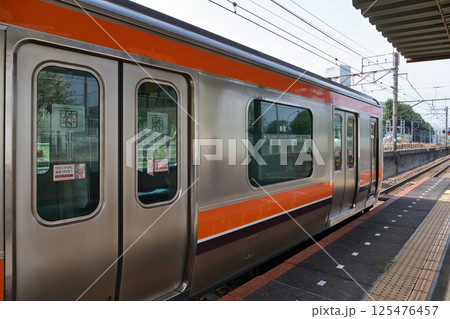 発車を待つ、武蔵野線 205系 快速電車 北府中駅 ホーム 発車を待つ、武蔵野線 205系 快速電車 北府中駅 ホーム 125476457