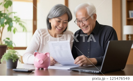 家計を考えるシニア夫婦 125476549