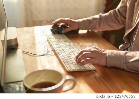 在宅勤務でパソコン作業をする男性。 125476555