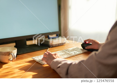 在宅勤務でパソコン作業をする男性。 在宅勤務でパソコン作業をする男性。 125476558