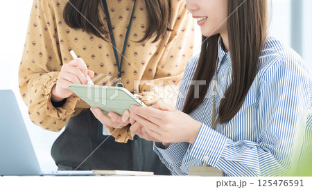ミーティングをする2人の女性・ビジネスウーマン ミーティングをする2人の女性・ビジネスウーマン 125476591