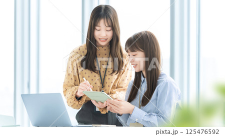 ミーティングをする2人の女性・ビジネスウーマン 125476592