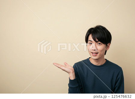 お勧めを説明する黒髪の日本人男性 125476632