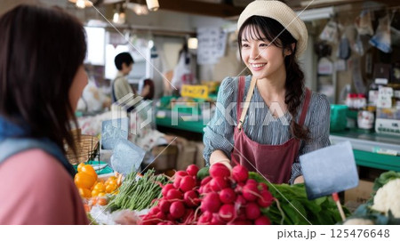田舎の朝市で新鮮野菜を販売する笑顔の日本人女性 田舎の朝市で新鮮野菜を販売する笑顔の日本人女性 125476648