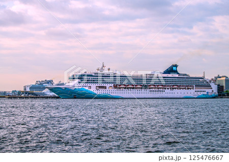 日本の横浜都市景観3隻の豪華客船。ノルウェージャン・スピリットやリビエラ、ダイヤモンド・プリンセス 125476667