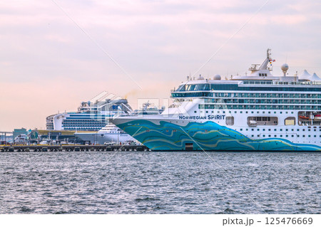 日本の横浜都市景観3隻の豪華客船。ノルウェージャン・スピリットやリビエラ、ダイヤモンド・プリンセス 125476669