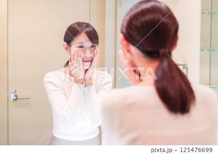 お出かけ前に身だしなみを整えるミドルシニアの女性 お出かけ前に身だしなみを整えるミドルシニアの女性 125476699