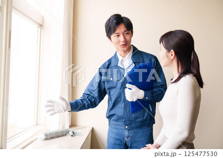 修理業者に家の修理をお願いする女性 125477530
