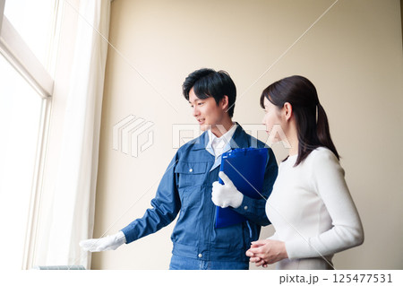 修理業者に家の修理をお願いする女性 125477531
