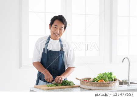 料理をする50代男性 125477557