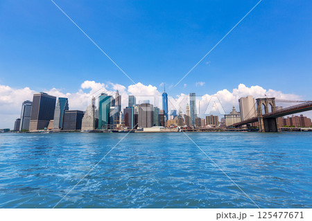 Brooklyn Bridge and Manhattan skyline New York 125477671