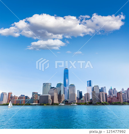 Manhattan New York skyline from Hudson River 125477992