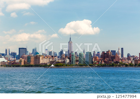 Manhattan New York skyline from Hudson River 125477994