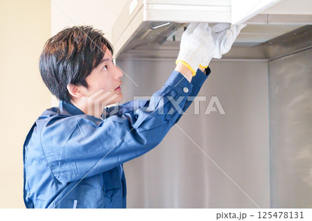 レンジフードのクリーニングをする男性の作業員 125478131