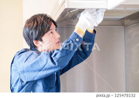 レンジフードのクリーニングをする男性の作業員 125478132
