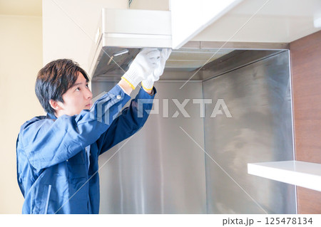 レンジフードのクリーニングをする男性の作業員 レンジフードのクリーニングをする男性の作業員 125478134