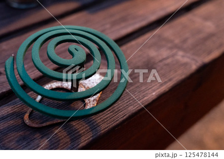 テーブル上の蚊取り線香 125478144