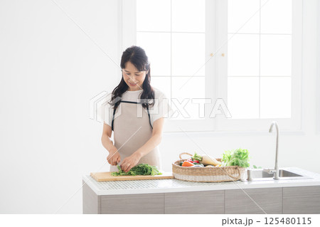 料理をする50代主婦 125480115
