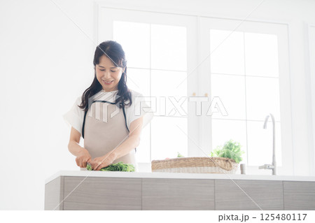 料理をする50代主婦 125480117