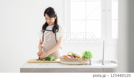 料理をする50代主婦 125480120