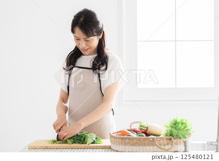 料理をする50代主婦 125480121