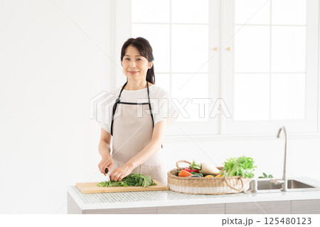 料理をする50代主婦 125480123