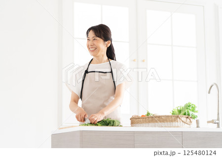 料理をする50代主婦 125480124