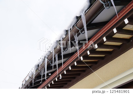 軒先のつらら 125481901