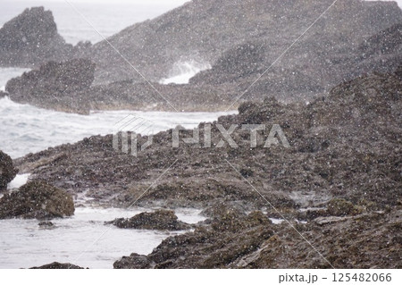 冬の日本海の風景 冬の日本海の風景 125482066