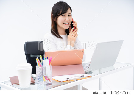 オフィスでスマホ通話する女性 125482553
