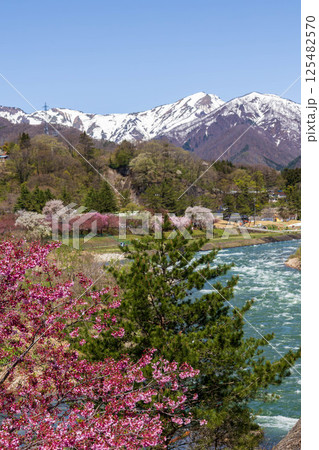 春の水上温泉 諏訪峡遊歩道から見る利根川と谷川岳 春の水上温泉 諏訪峡遊歩道から見る利根川と谷川岳 125482570