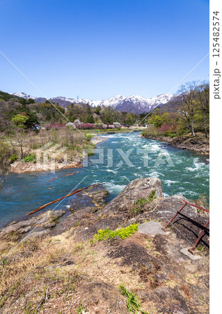 春の水上温泉 諏訪峡遊歩道から見る利根川と谷川岳 春の水上温泉 諏訪峡遊歩道から見る利根川と谷川岳 125482574