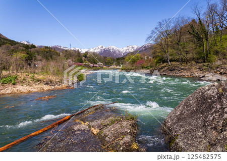 春の水上温泉 諏訪峡遊歩道から見る利根川と谷川岳 春の水上温泉 諏訪峡遊歩道から見る利根川と谷川岳 125482575