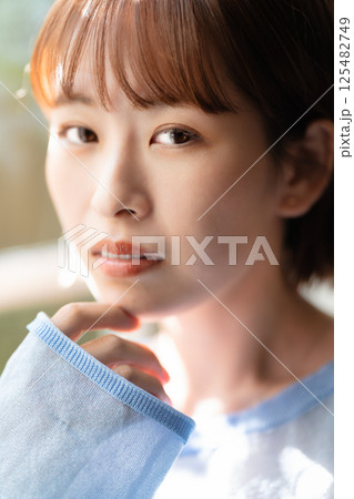 フェミニンな雰囲気のショートボブの若い女性 125482749